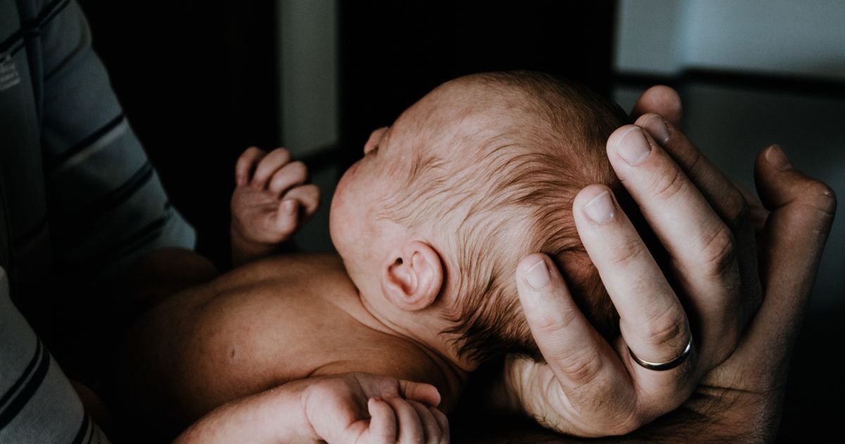 Pourquoi Les Bebes Dorment Les Bras Leves