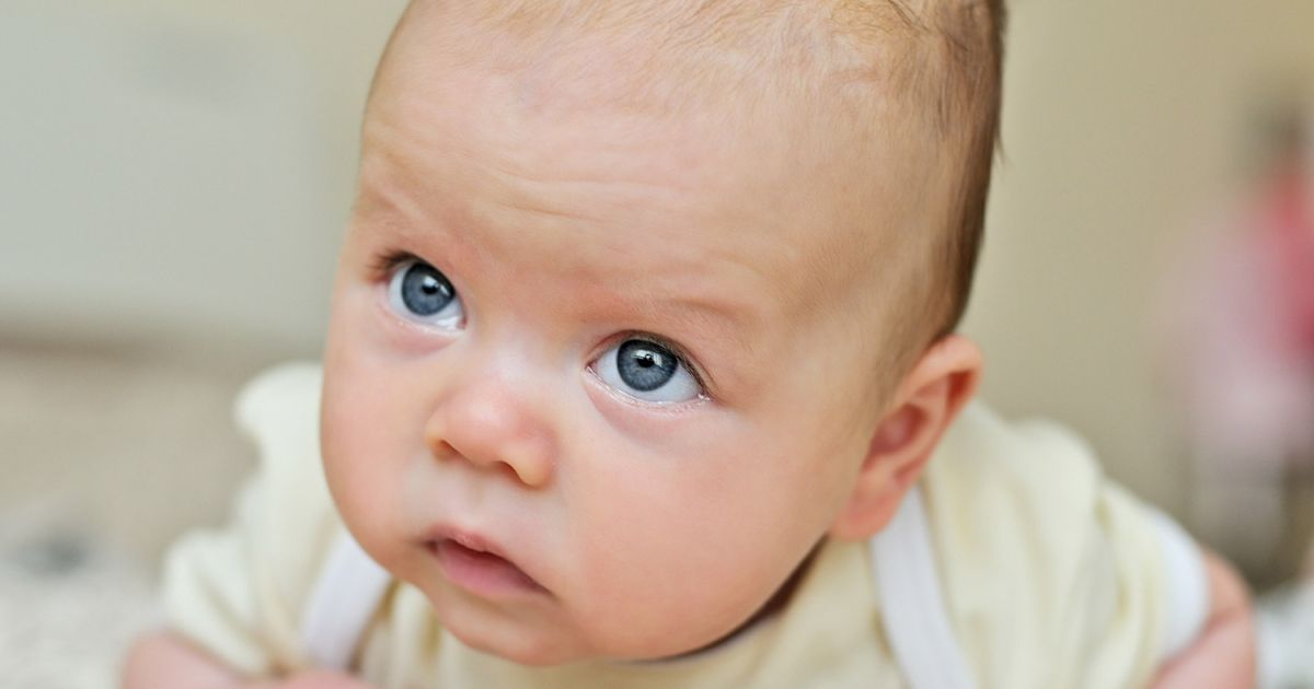 Bebe Se Decolle Les Oreilles En Dormant